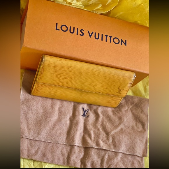 LV yellow with purple interior Epi Sarah wallet - Picture 10 of 12